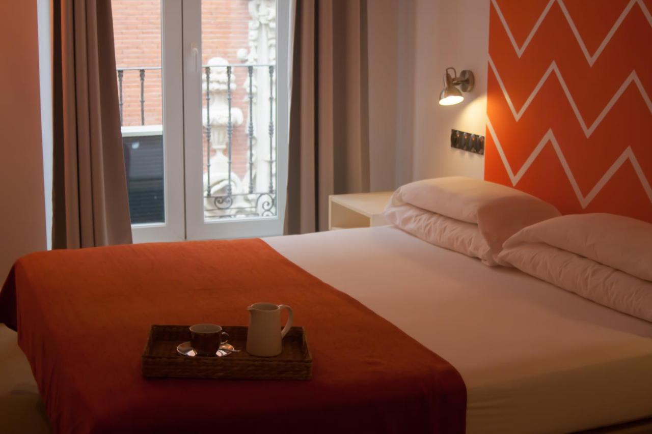 Hostal Santa Ana Colors Madrid Bagian luar foto