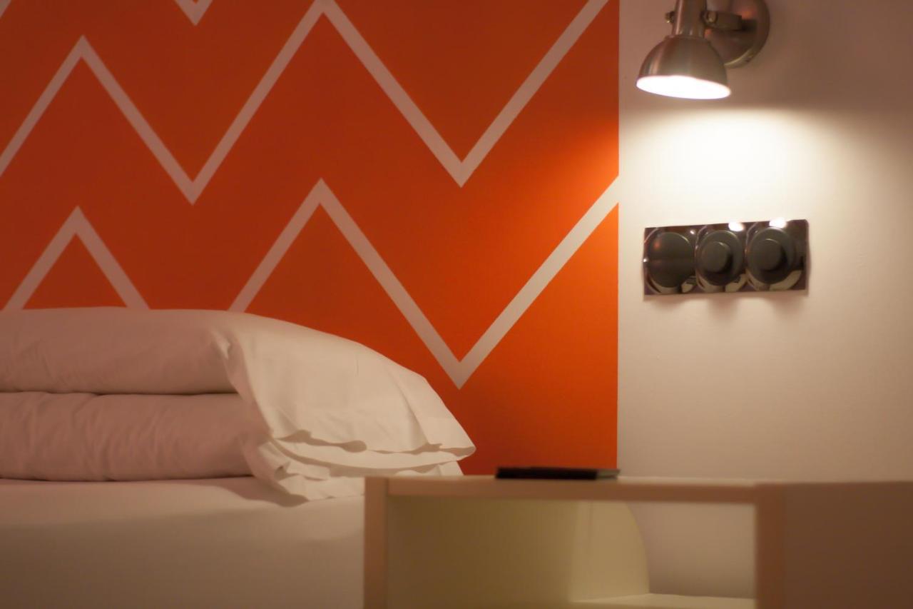 Hostal Santa Ana Colors Madrid Bagian luar foto
