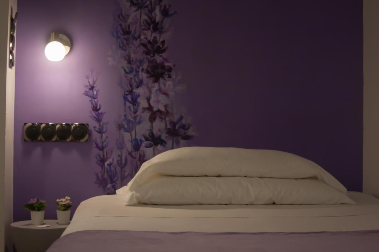Hostal Santa Ana Colors Madrid Bagian luar foto