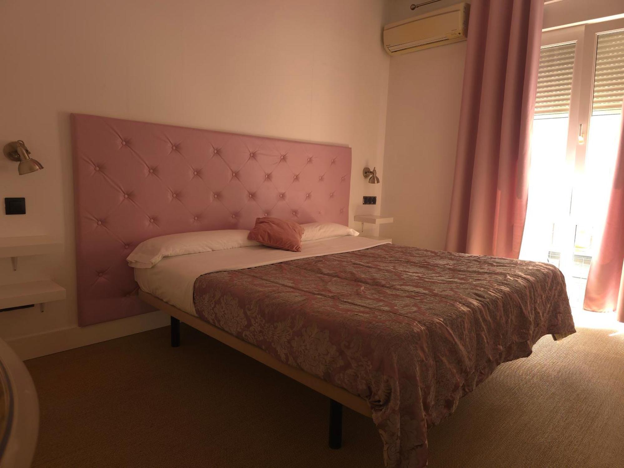 Hostal Santa Ana Colors Madrid Bagian luar foto
