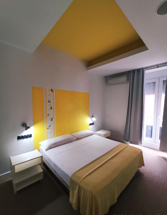 Hostal Santa Ana Colors Madrid Bagian luar foto
