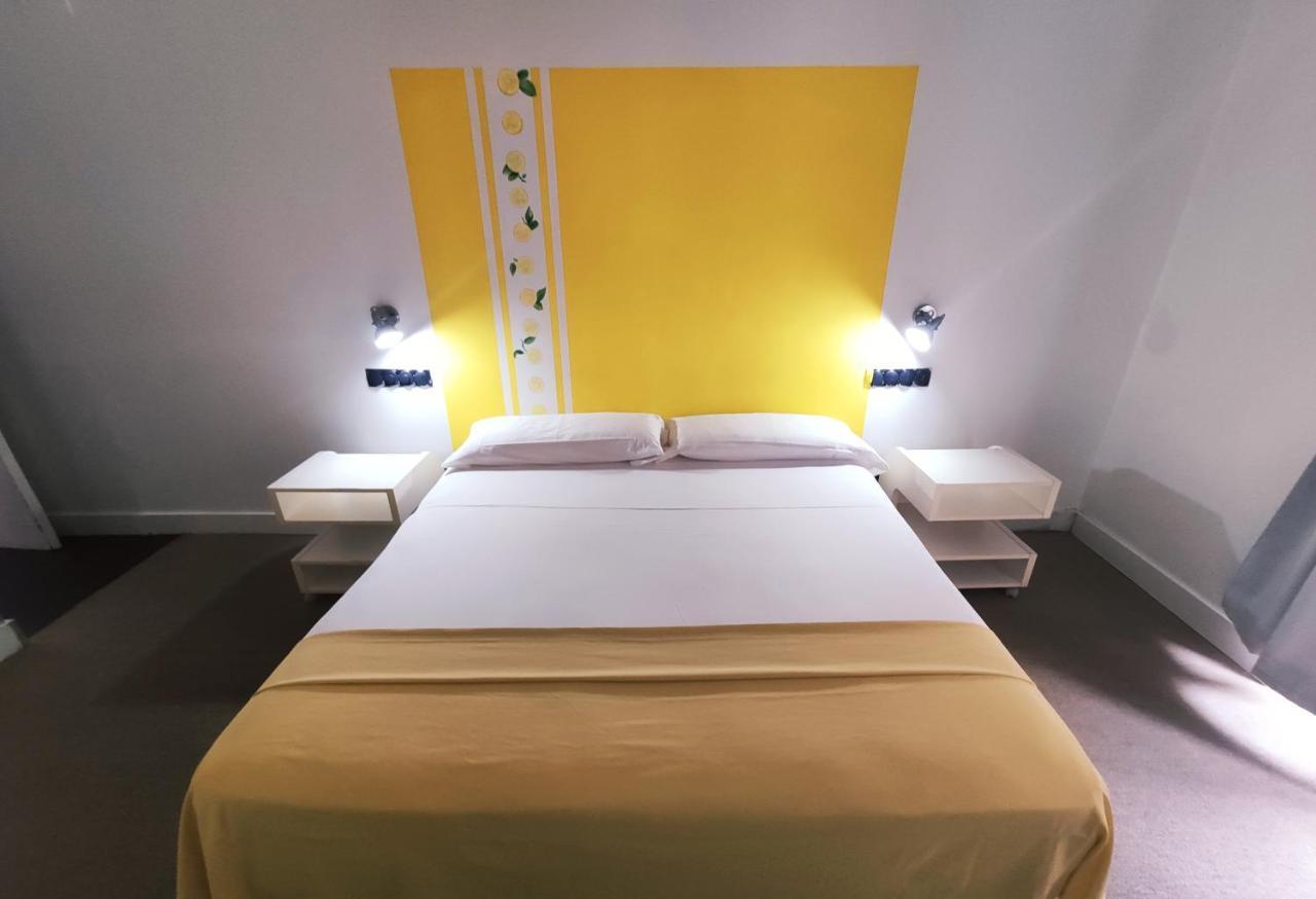 Hostal Santa Ana Colors Madrid Bagian luar foto
