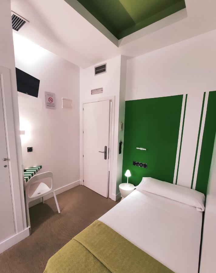 Hostal Santa Ana Colors Madrid Bagian luar foto