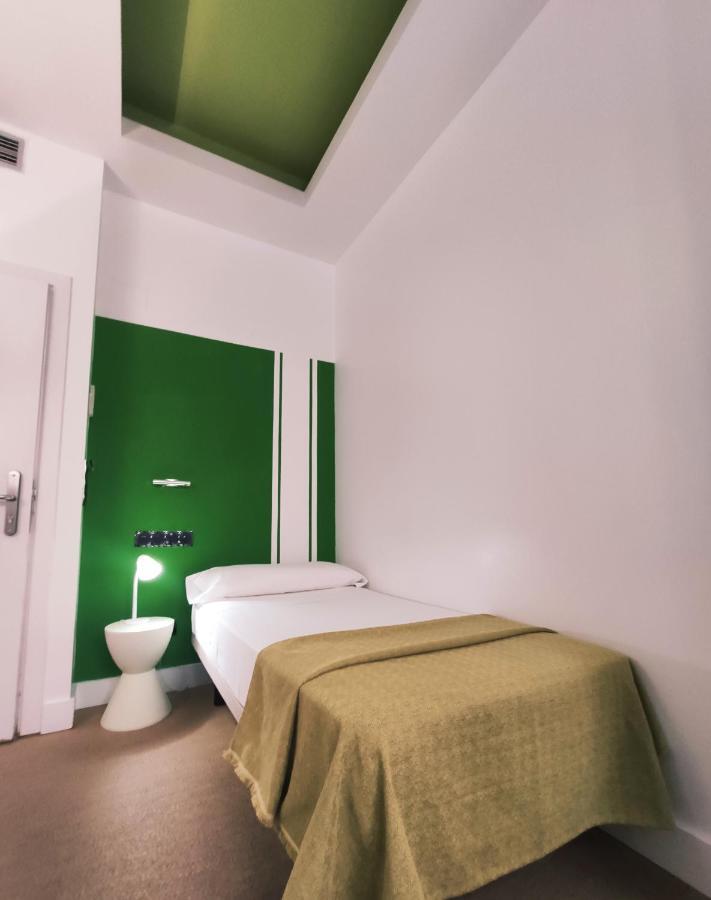 Hostal Santa Ana Colors Madrid Bagian luar foto